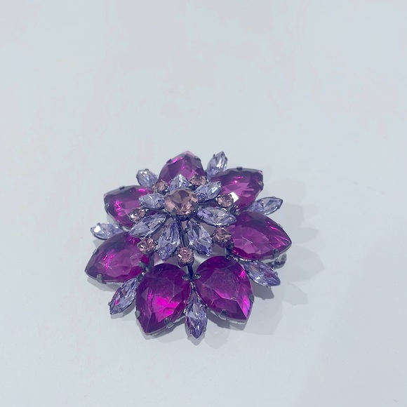 Pretty costume flower pin in pinks and purples. New. - Picture 2 of 3